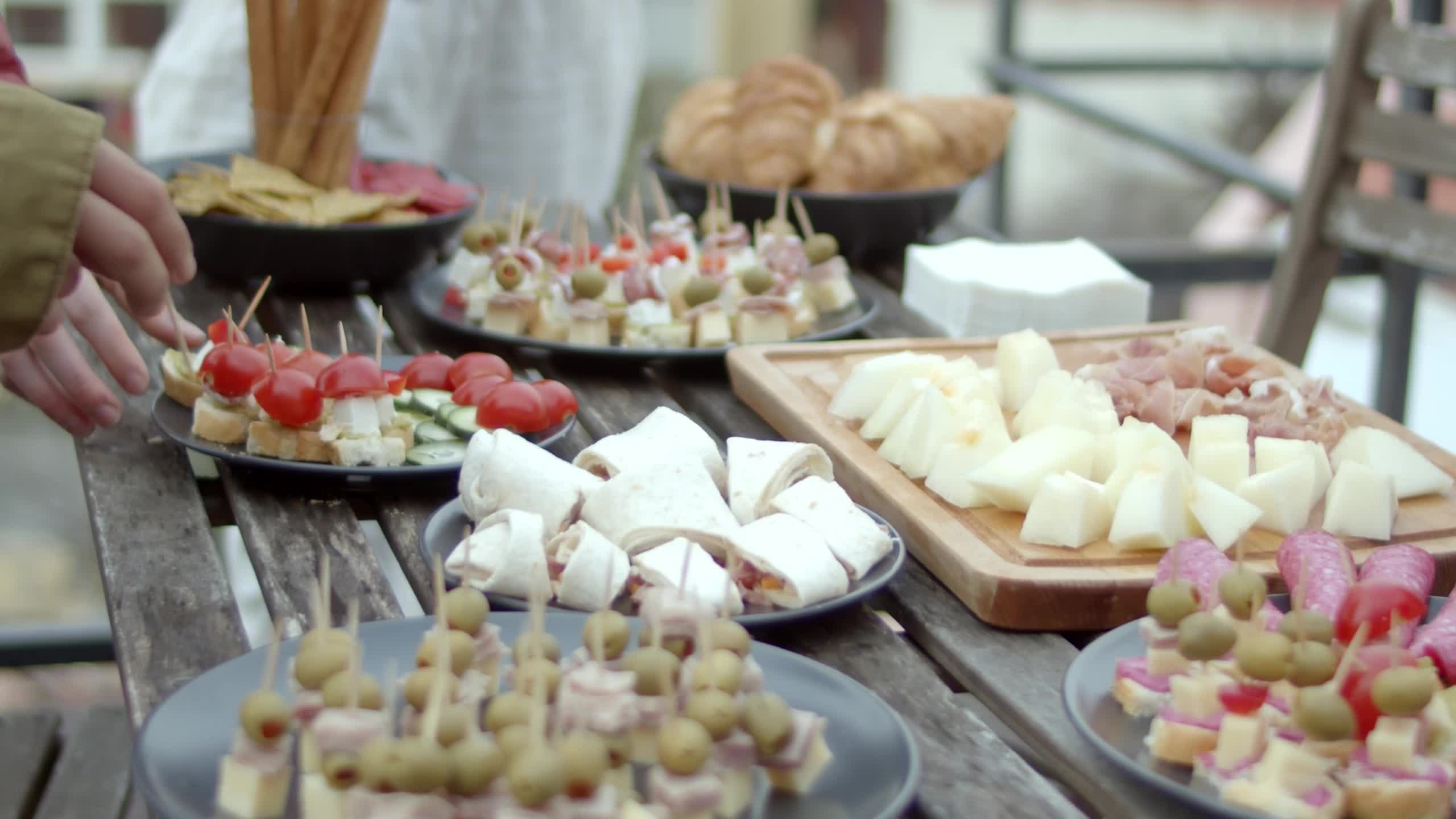 Mesa con bocados dulces y salados para coffee break empresarial
