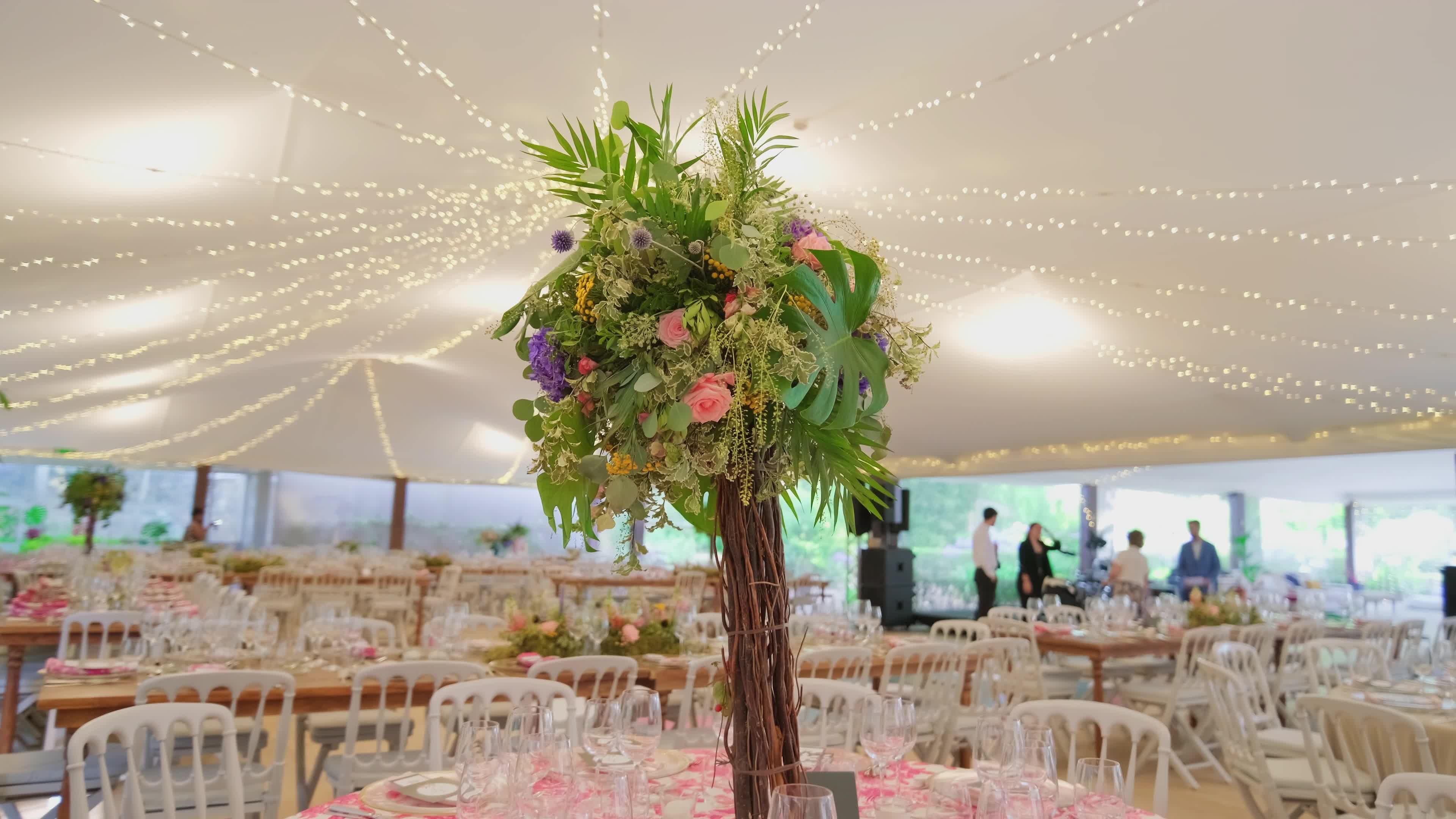 Salón preparado para evento corporativo con ambientación y mesas